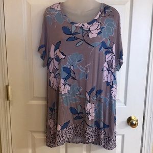 LOGO by Lori Goldstein top with contrast hem 1x